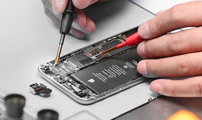 Reparo de iPhone em bancada de assistência técnica especializada em Apple, em Curitiba
