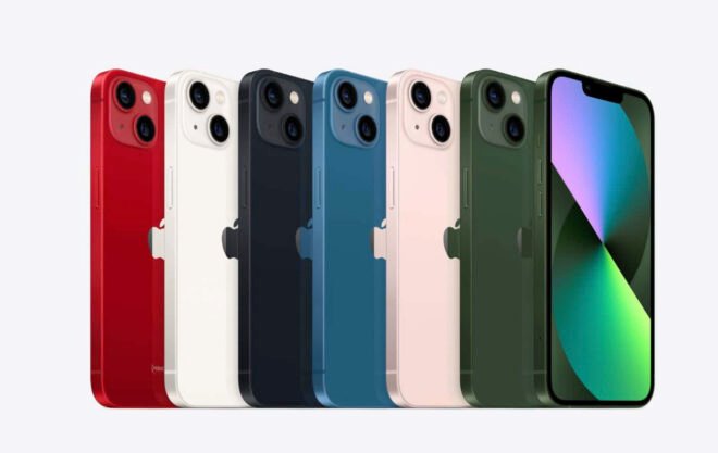 iPhones seminovos de várias cores à venda na iCenter, em Curitiba